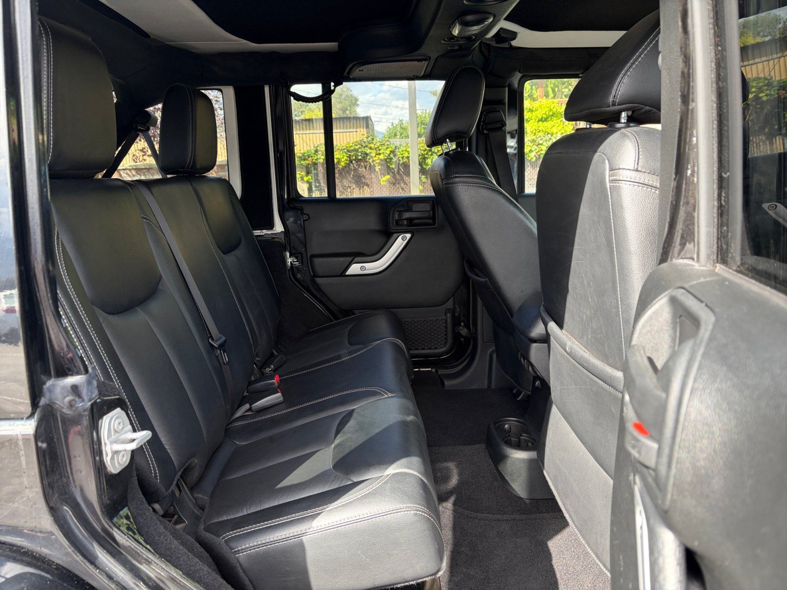 Used 2017 Jeep Wrangler Unlimited Sahara w/ Connectivity Group AWD/4WD image 24