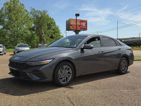 Used 2024 Hyundai Elantra SEL FWD image 7