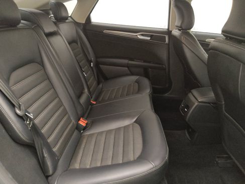 Used 2017 Ford Fusion SE w/ Equipment Group 201A FWD image 19