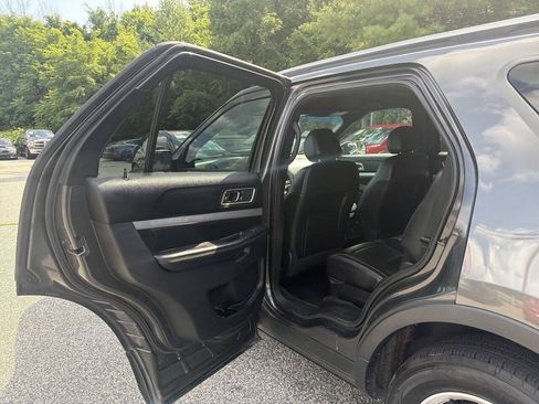 Used 2017 Ford Explorer XLT w/ Equipment Group 202A AWD/4WD image 12