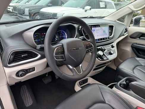 Used 2023 Chrysler Pacifica Touring-L FWD image 9