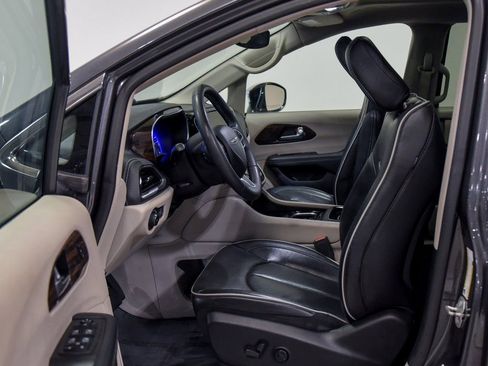 Used 2023 Chrysler Pacifica Limited image 2