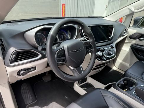 Used 2023 Chrysler Pacifica Touring-L FWD image 7