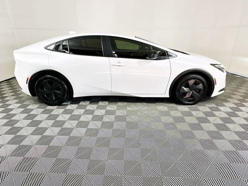 Used 2025 Toyota Prius LE image 2