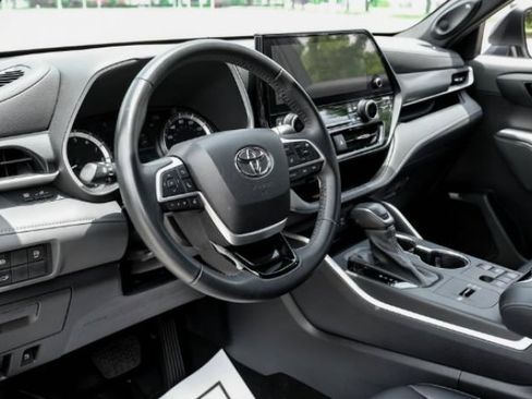 Used 2023 Toyota Highlander XSE FWD image 6