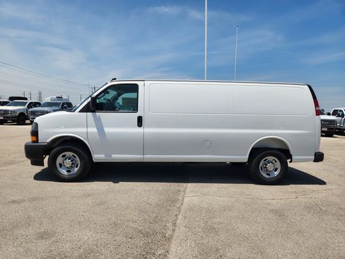 New 2026 Chevrolet Express 2500 Extended RWD image 3