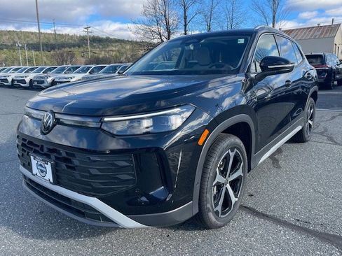 New 2025 Volkswagen Tiguan SE image 1