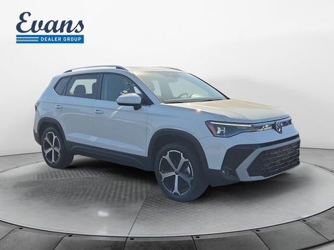 New 2025 Volkswagen Taos SEL image 9