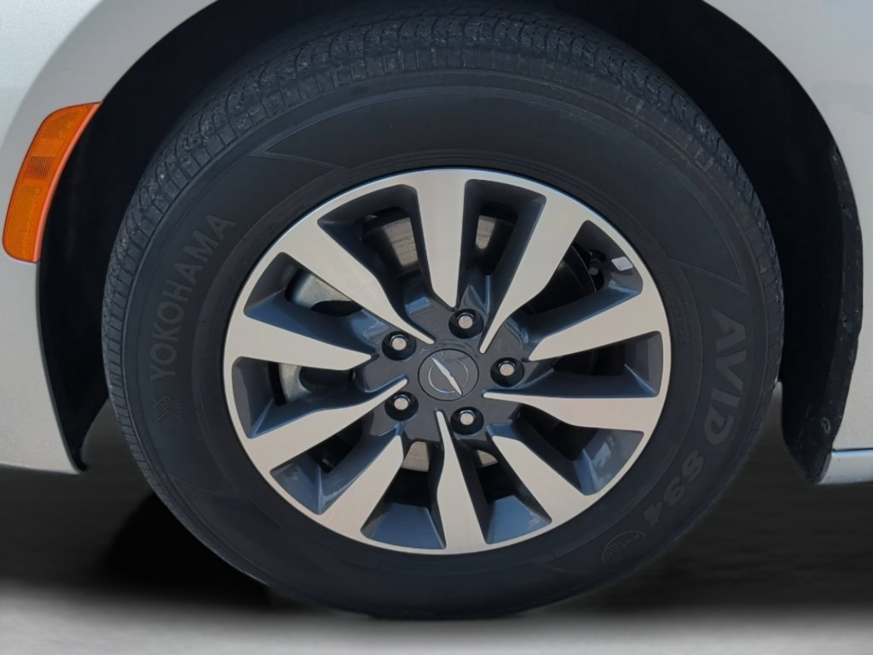 Used 2024 Chrysler Pacifica Limited FWD image 12