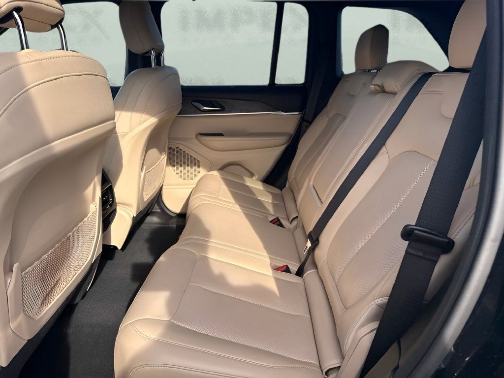 Used 2023 Jeep Grand Cherokee Limited w/ Luxury Tech Group II AWD/4WD image 9