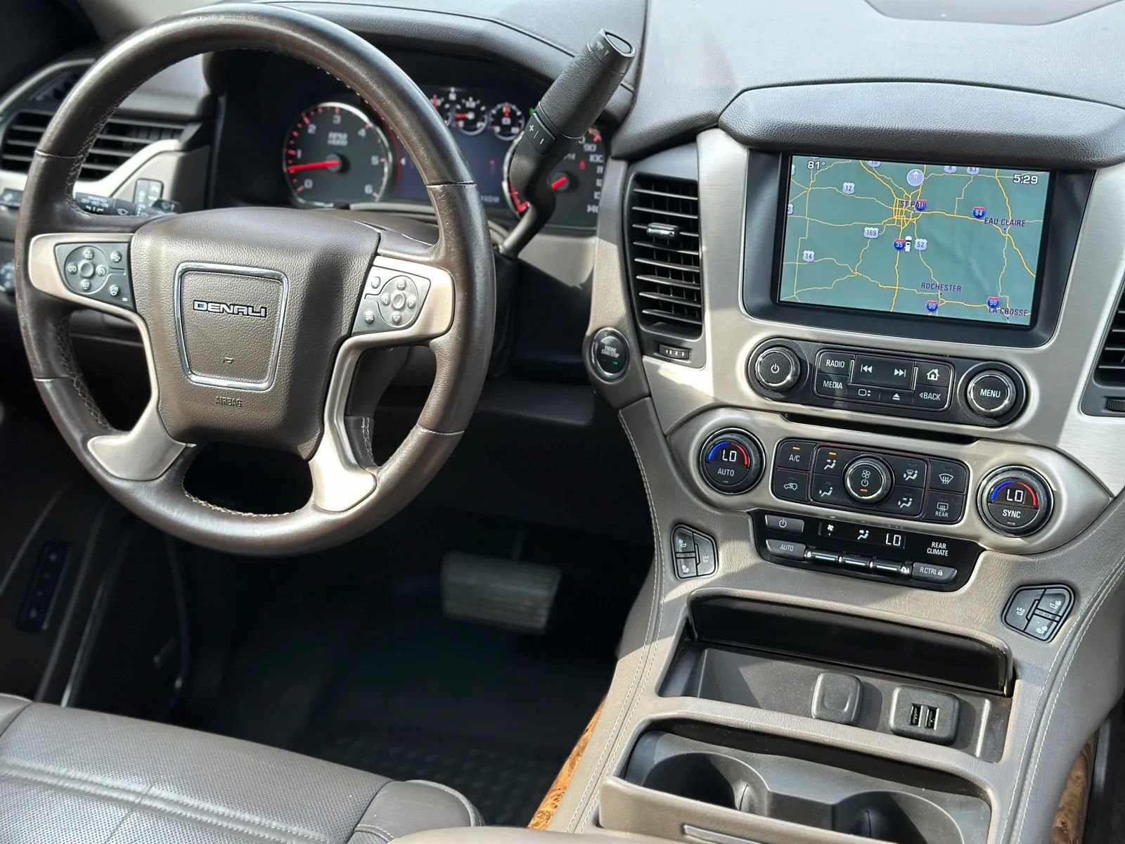 Used 2015 GMC Yukon Denali w/ Touring Package AWD/4WD image 31