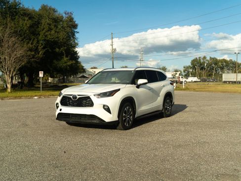 Used 2021 Toyota Highlander XLE image 3