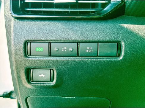 Used 2021 Nissan Sentra SR FWD image 17