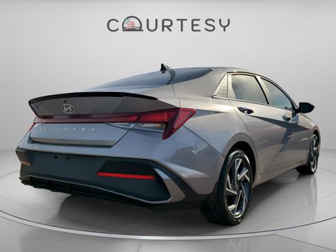 Used 2025 Hyundai Elantra Sport image 3