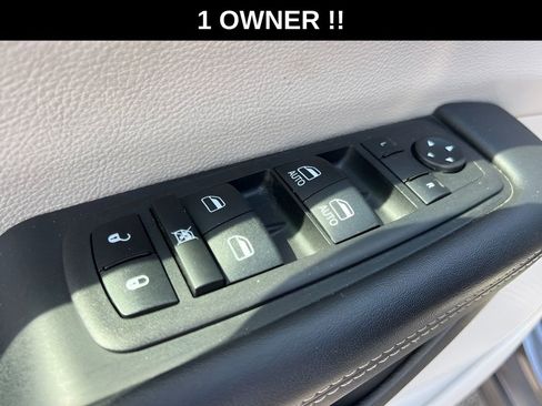 Used 2023 Chrysler Pacifica Touring-L FWD image 35