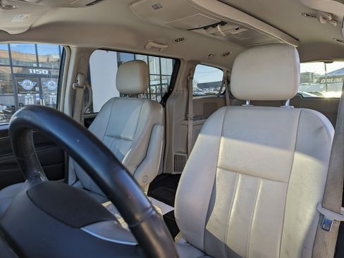 Used 2013 Chrysler Town & Country Touring image 14