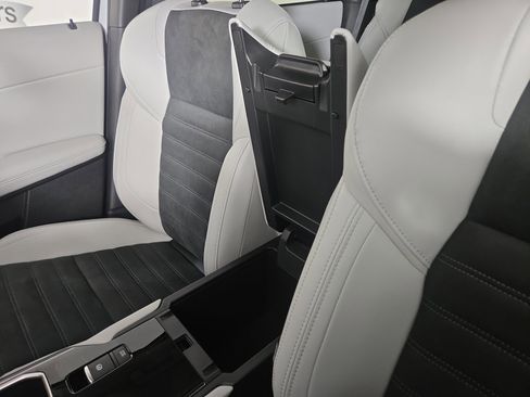 New 2025 Mitsubishi Outlander SE image 29