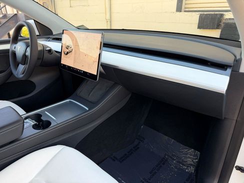 Used 2023 Tesla Model Y Performance AWD/4WD image 14