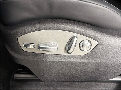 Certified 2026 Porsche Macan AWD/4WD image 32