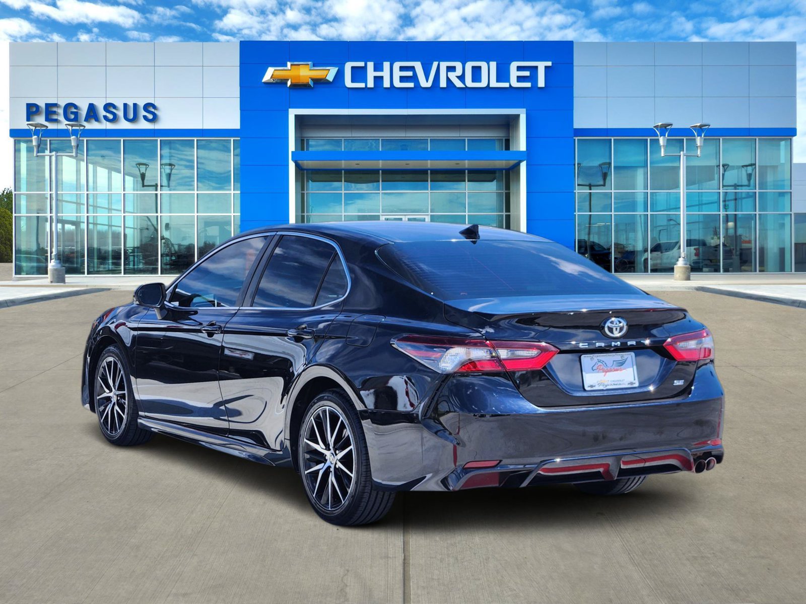 Used 2023 Toyota Camry SE w/ Cold Weather Package FWD image 5