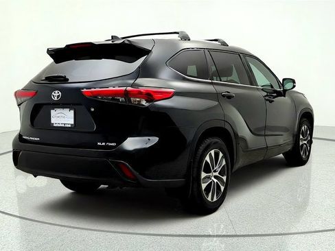 Used 2020 Toyota Highlander XLE AWD/4WD image 5