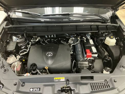 Used 2022 Toyota Highlander XLE AWD/4WD image 9