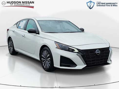 Used 2025 Nissan Altima 2.5 SV FWD image 1