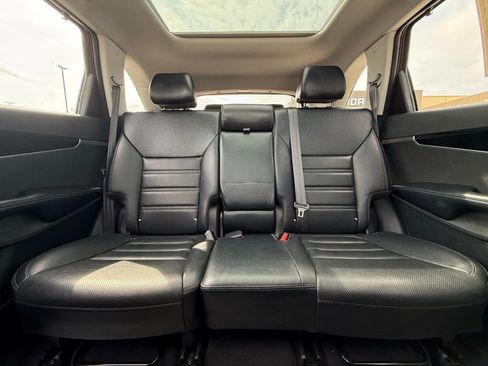 Used 2019 Kia Sorento SX image 31