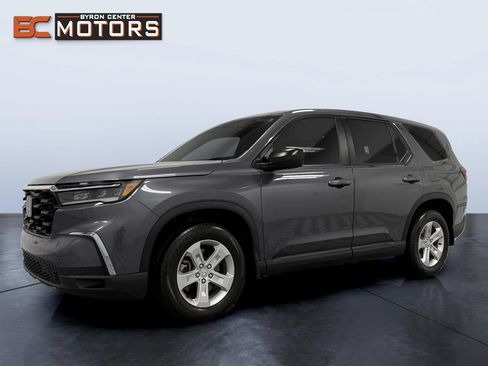 Used 2023 Honda Pilot LX image 2