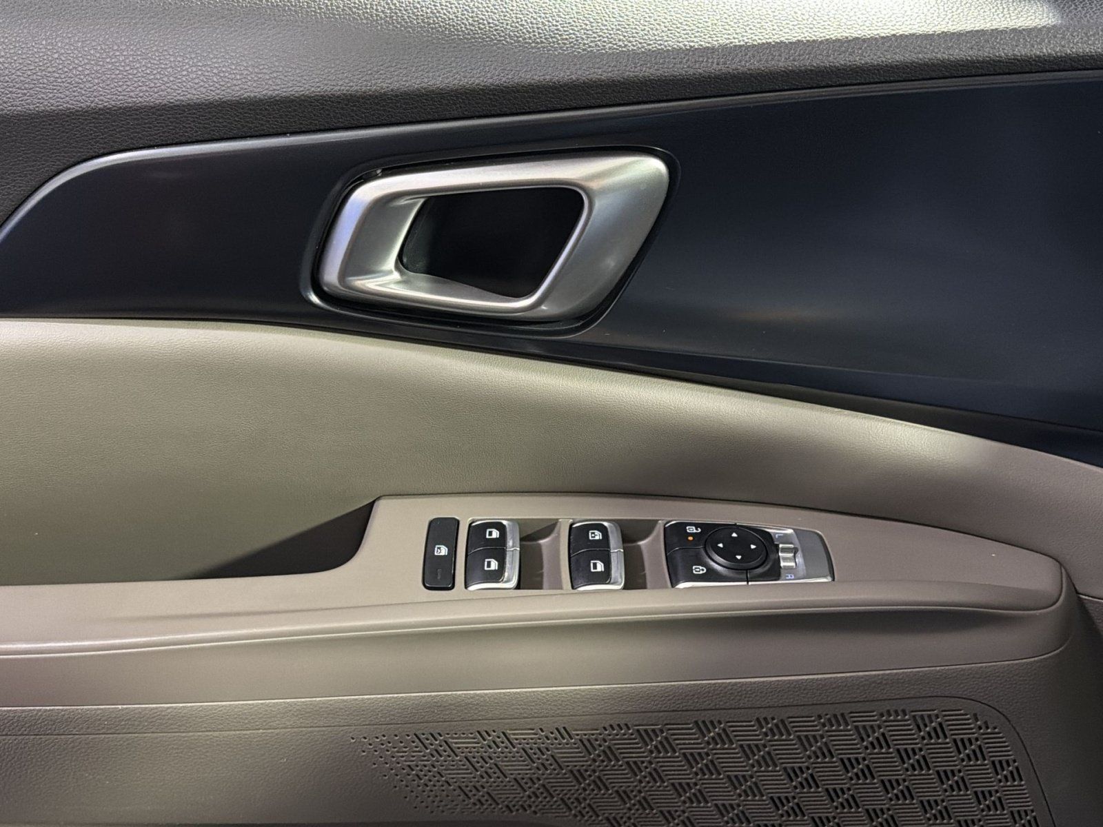Used 2025 Kia Carnival FWD image 31