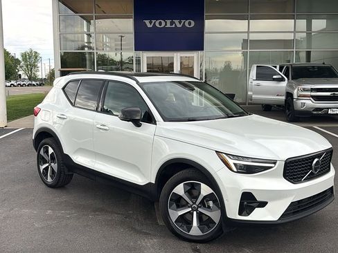 Certified 2026 Volvo XC40 B5 Plus AWD/4WD image 2