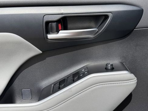 Certified 2025 Toyota Highlander XLE image 25