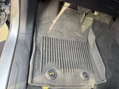 Used 2023 Toyota Tacoma Limited image 24