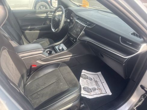 Used 2024 Jeep Grand Cherokee Altitude image 44