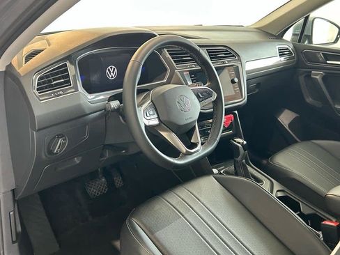 Used 2024 Volkswagen Tiguan SE w/ Panoramic Sunroof Package image 10