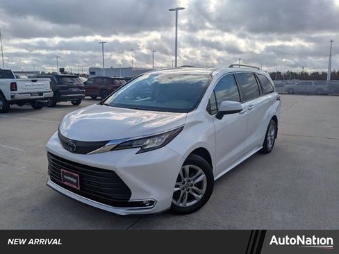 Used 2023 Toyota Sienna XLE w/ XLE Plus Package image 1