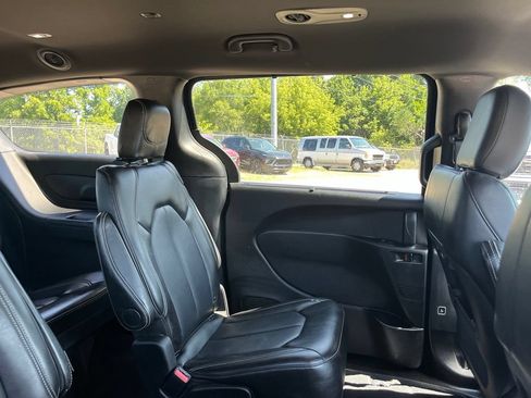 Used 2025 Chrysler Pacifica Select FWD image 42
