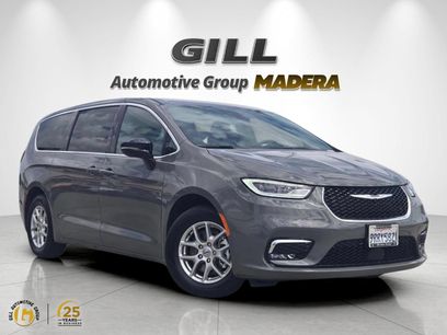 Used 2025 Chrysler Pacifica Select