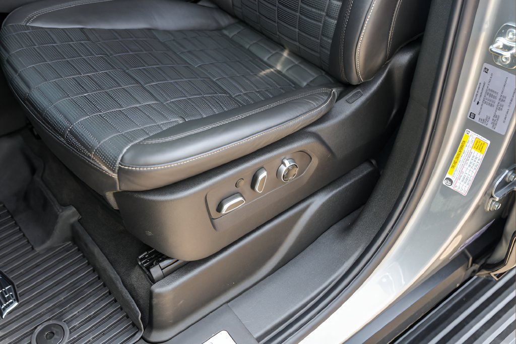 Certified 2025 Cadillac Escalade Sport Platinum w/ LPO, ONYX Package AWD/4WD image 8