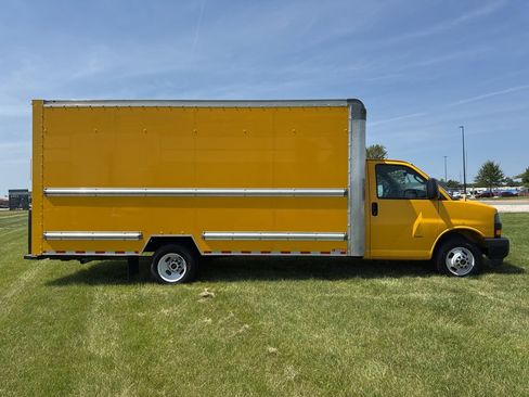 Used 2021 GMC Savana 3500 Extended w/ Power Convenience Package image 2