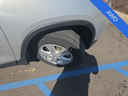 Used 2019 Chevrolet Trax LT w/ LT Convenience Package image 7