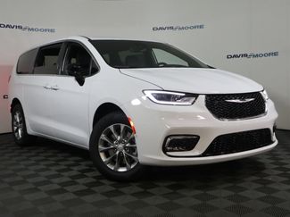 New 2026 Chrysler Pacifica Select video 2