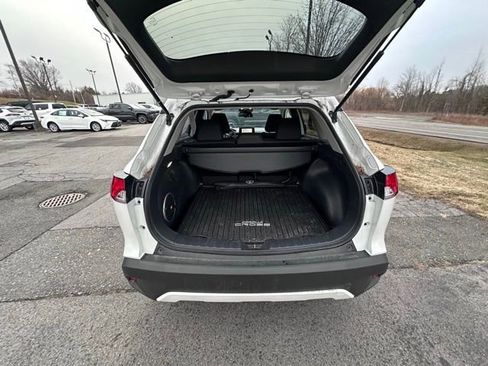 Used 2024 Toyota Corolla Cross LE w/ Moonroof Package image 10