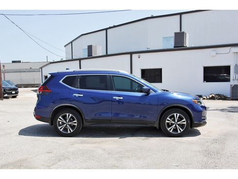 Used 2020 Nissan Rogue SV w/ Premium Package FWD image 2