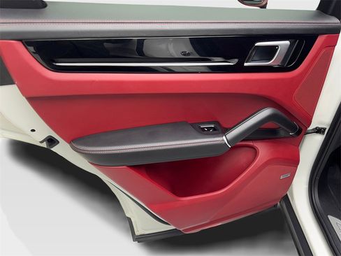 Used 2020 Porsche Cayenne w/ Premium Package image 35