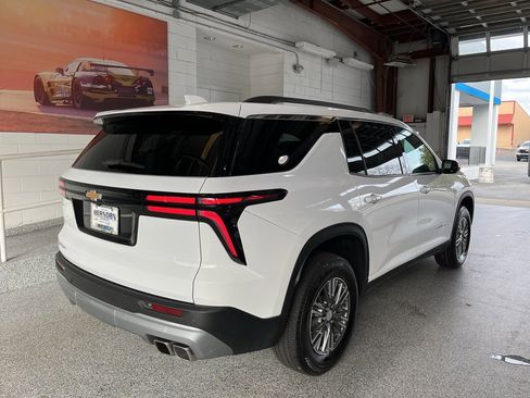 Used 2025 Chevrolet Traverse LT image 11