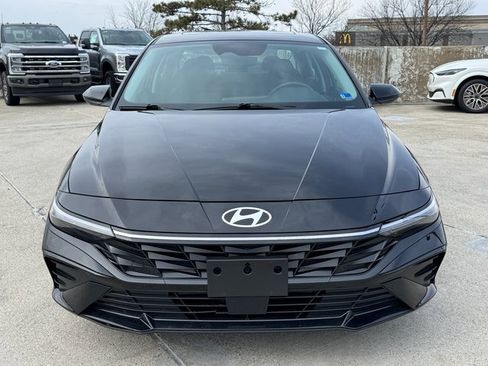 Used 2025 Hyundai Elantra SEL image 2