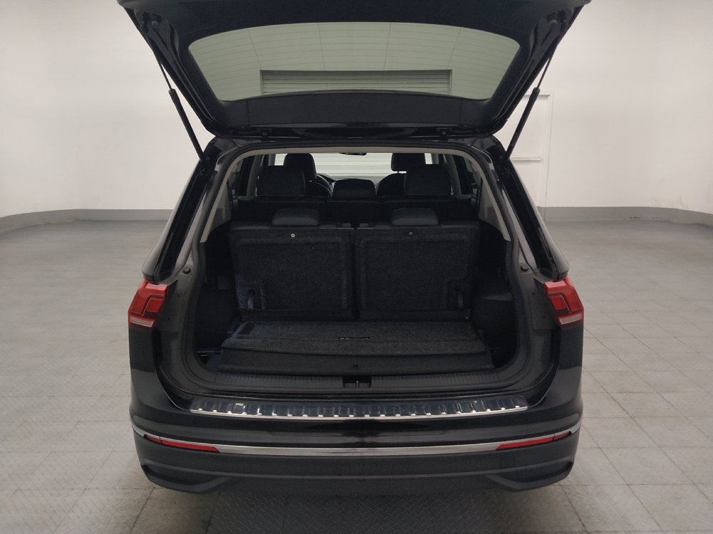 Used 2023 Volkswagen Tiguan SE w/ Panoramic Sunroof Package FWD image 29