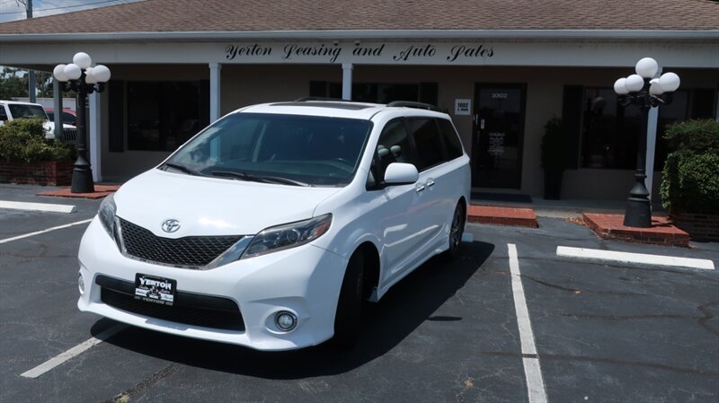 Used 2017 Toyota Sienna SE Premium FWD image 1