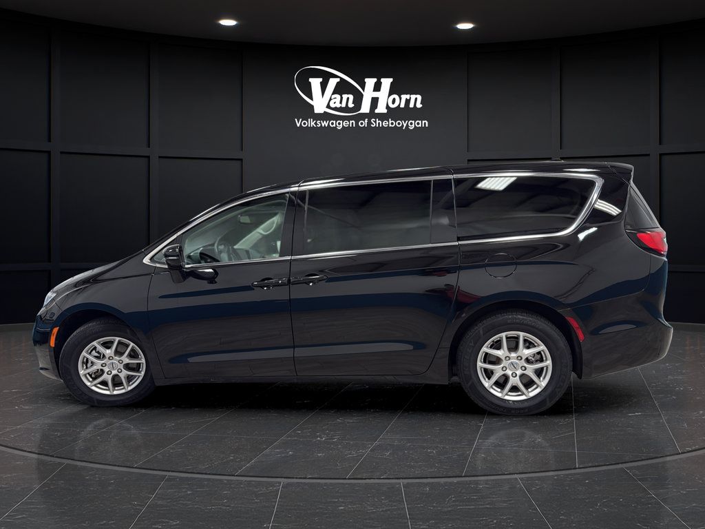 Used 2024 Chrysler Pacifica Touring-L FWD image 4